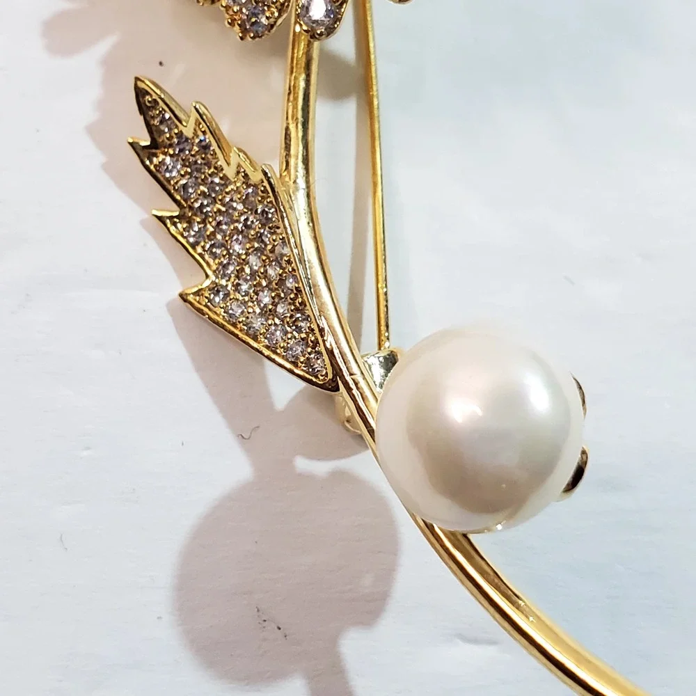 Gold Tone Metal Clear and Yellow Rhinestones Faux Pearl Daisy Flower Brooch Pin